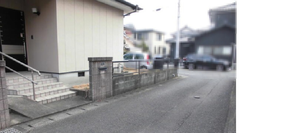 八代市大村町中古戸建の前面道路含む現地写真