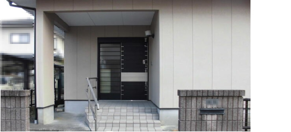 八代市大村町中古戸建の玄関