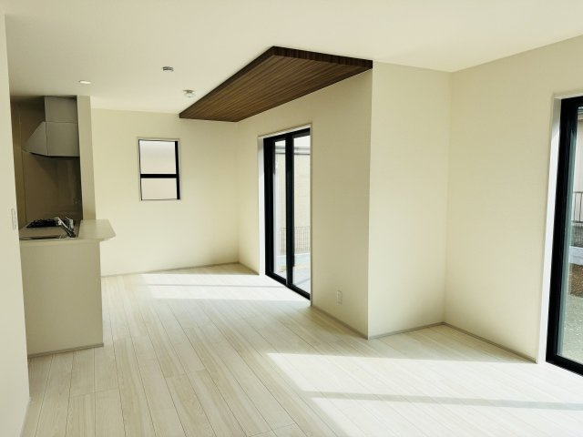 八王子市　久保山町　新築一戸建て　２期の居間・リビング|～18.0帖の明るく開放感のあるLDK、家族団欒の時間をお過ごしいただけます～
