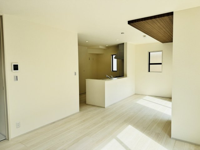 八王子市　久保山町　新築一戸建て　２期の居間・リビング|～18.0帖の明るく開放感のあるLDK、家族団欒の時間をお過ごしいただけます～