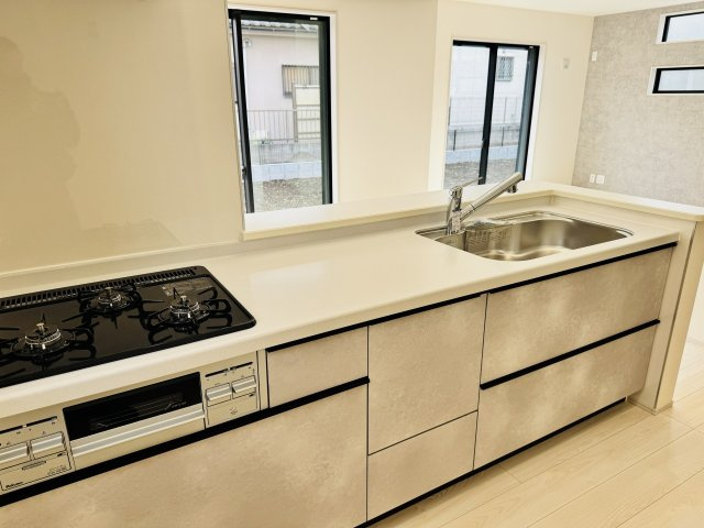 八王子市　久保山町　新築一戸建て　２期のキッチン|～３口コンロと広い調理台でお料理が捗ります～