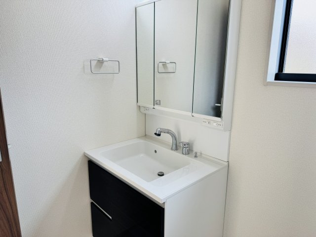 八王子市　久保山町　新築一戸建て　２期の浴室|～３面鏡付きの独立洗面台　細々している物をスッキリ収納出来ます～