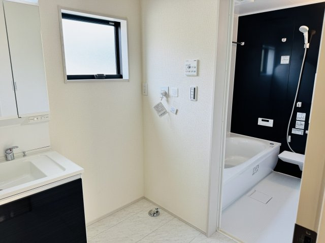 八王子市　久保山町　新築一戸建て　２期の脱衣所|～窓付きで明るい洗面所　換気もしやすいです～