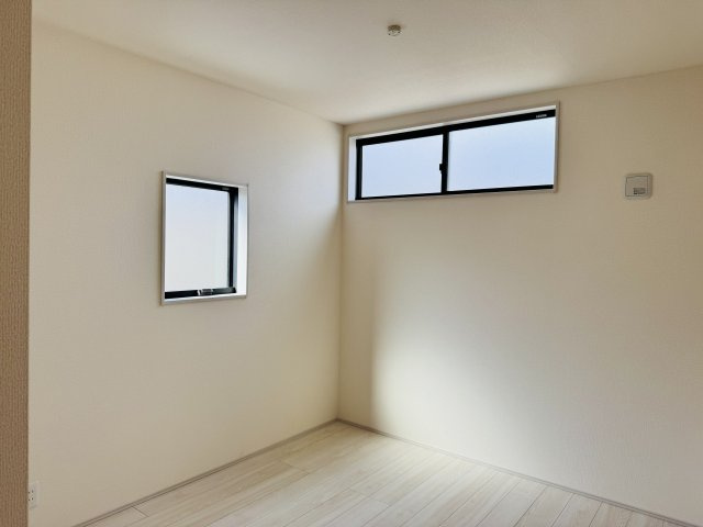 八王子市　久保山町　新築一戸建て　２期の洋室|～2階5.3帖の洋室　2面採光で明るく風通しの良いお部屋です～