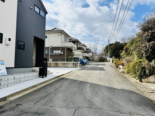 八王子市　久保山町　新築一戸建て　２期の前面道路含む現地写真|～北側6ｍ道路に面しています～