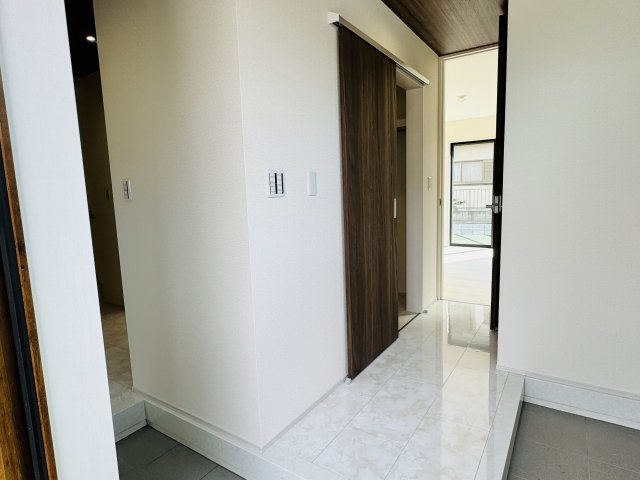 八王子市　久保山町　新築一戸建て　２期の玄関|～動線の良いマルチエントランスを採用～