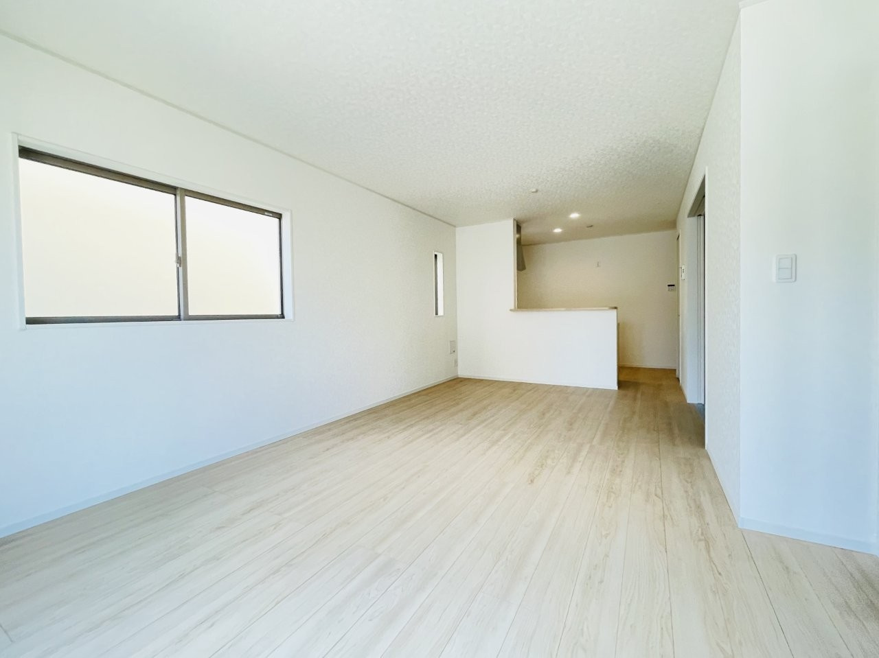 岡崎市細川町第14　新築分譲住宅　全2棟　2号棟の居間・リビング|どこにいても家族の顔が見える、明るく開放的なLDK。