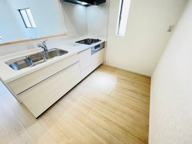 岡崎市細川町第14　新築分譲住宅　全2棟　2号棟のキッチン|広いシステムキッチンでお子様と一緒にお料理もできます。