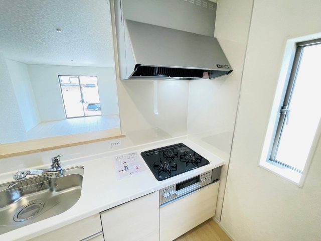 岡崎市細川町第14　新築分譲住宅　全2棟　2号棟のキッチン|便利な3口コンロ。