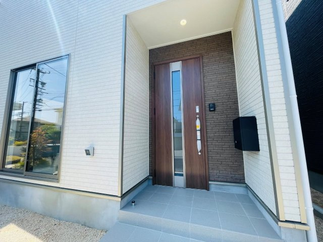 岡崎市細川町第14　新築分譲住宅　全2棟　2号棟の玄関|玄関ポーチがあるので、雨の日でも濡れることがなくドアの開け閉めができます。