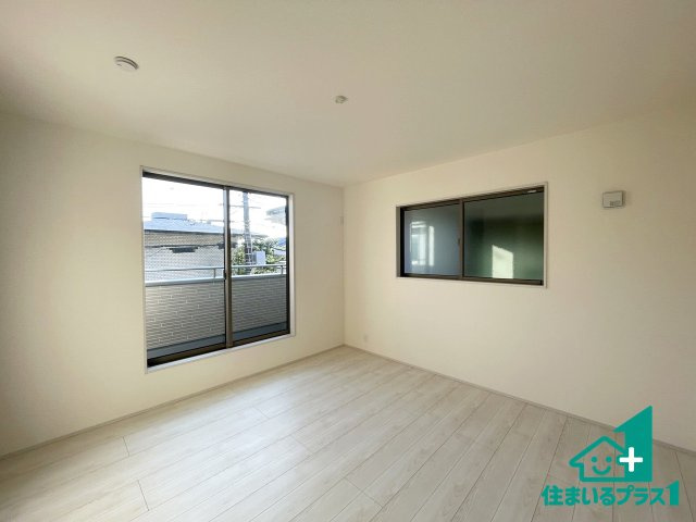 ★京都市左京区北白川仕伏町　新築一戸建ての洋室|シンプルな洋室は、自分好みのインテリアが楽しめます♪ご家族とインテリアや家具を選びに行くのは入居時の醍醐味の一つです。ぜひお楽しみください♪
