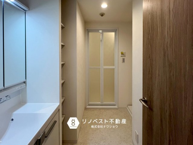 グランドメゾン小阪の洗面所|可動棚があり収納には困りません♪脱衣スペースも十分にございます！