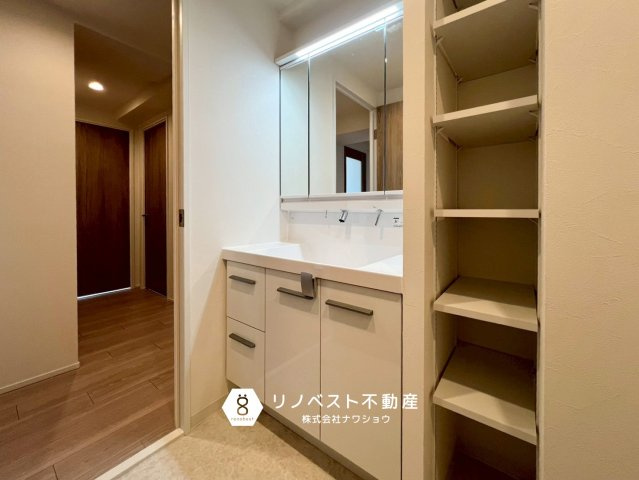 グランドメゾン小阪の独立洗面台|リフォームで新調済みの三面鏡付独立洗面台は収納力も高く使い勝手が良いです◎