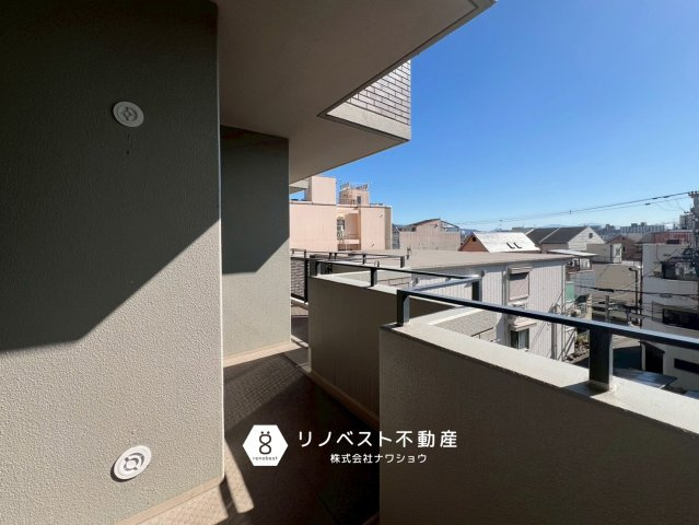 グランドメゾン小阪のバルコニー|【リノベスト不動産】弊社は近鉄大阪線・奈良線『布施』駅から徒歩2分の場所にございます♪
