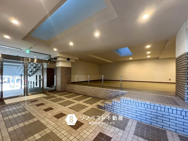 グランドメゾン小阪のエントランス|【リノベスト不動産】弊社は近鉄大阪線・奈良線『布施』駅から徒歩2分の場所にございます♪
