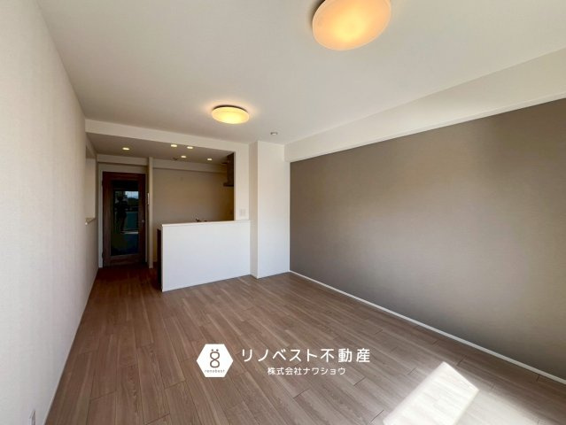 グランドメゾン小阪の居間・リビング|約12.6帖のLDK。アクセントクロスが印象的♪