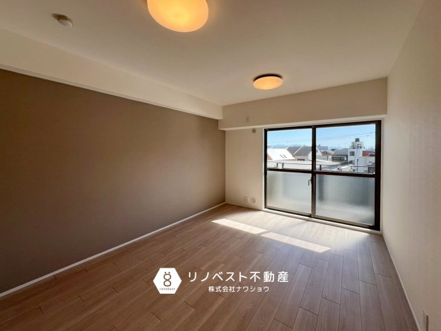 グランドメゾン小阪の居間・リビング|南東向き採光で明るいお部屋♪
家具のレイアウトがしやすい間取りです◎