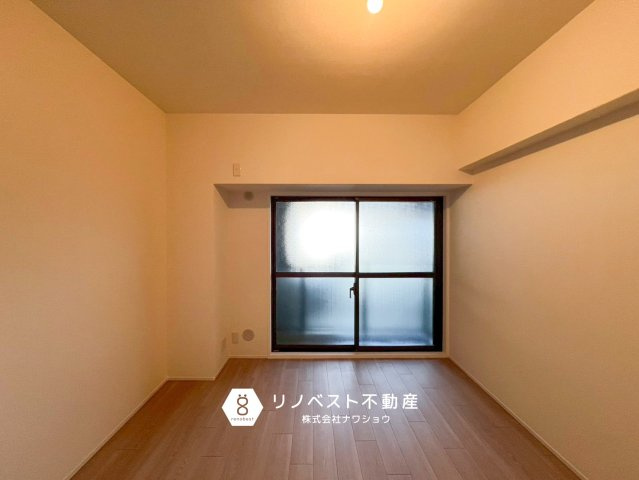 グランドメゾン小阪の洋室|玄関近くの洋室で書斎などにおすすめです◎