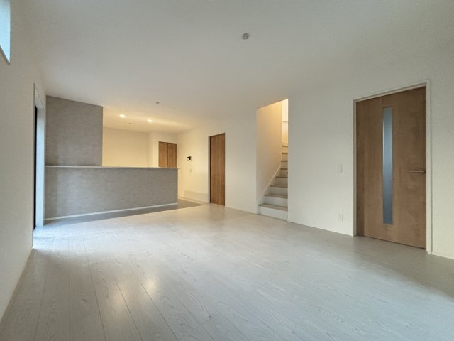 【居間・リビング】 | 南区良町1丁目　新築戸建