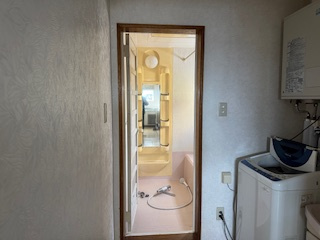 材木町14　中古住宅　3LDKの脱衣所|ユニットバス方向です