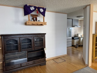 材木町14　中古住宅　3LDKの居間・リビング|リビングからキッチン方向です