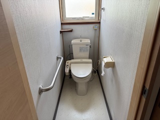 材木町14　中古住宅　3LDKのトイレ|手すり付きです
