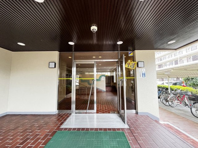 【エントランス】 | 堺東グリーンハイツ | コノミヤ堺東店まで徒歩６分！毎日のお買い物に便利ですよ！