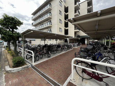 【駐輪場】 | 堺東グリーンハイツ | 駐輪場に屋根があるので、雨の日に自転車が濡れにくく嬉しいですね！