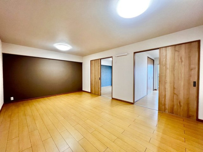 【洋室】 | 堺東グリーンハイツ | 【ＬＤＫ約１３帖】ゆとりあるリビングに家族の時間も増えますね！２つの部屋に隣接しているので、身近に感じますね♪