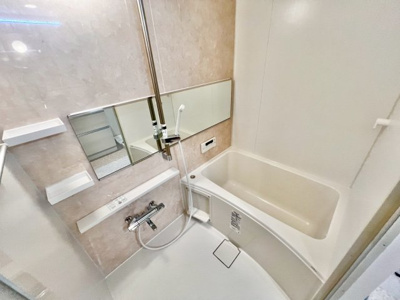 【浴室】 | 堺東グリーンハイツ | 【浴室リフォーム済】ゆったりとくつろげる綺麗な浴室ですよ！時間短縮でシャワーだけの方も多いですが、一日の疲れを癒すため湯船に浸かれば心身ともにリラックスできますね♪