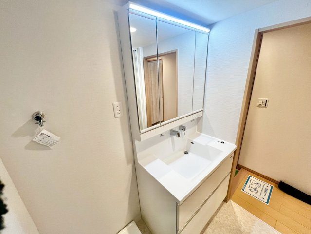 堺東グリーンハイツの独立洗面台|【洗面台新調】身だしなみを整えるのに重宝するシャワー付きの洗面台です♪