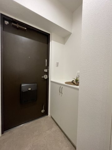 チサンマンション小笹の玄関|小物も飾れるカウンター付の下足入れです。