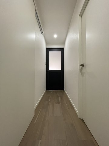 チサンマンション小笹のその他|リビングにつながるセンタードアが印象的。明るい印象の廊下です。