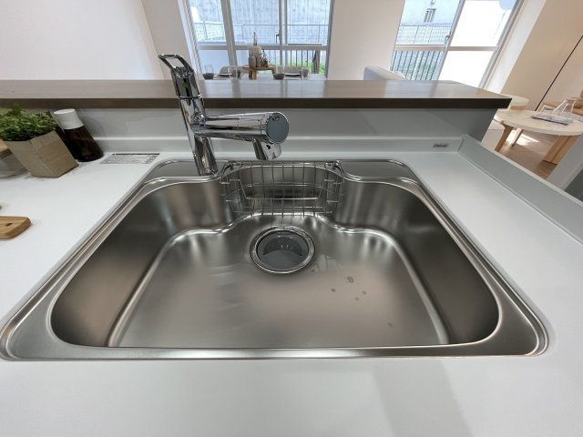 チサンマンション小笹のキッチン|浄水器一体型水栓を備えた使い勝手の良いシンクです。