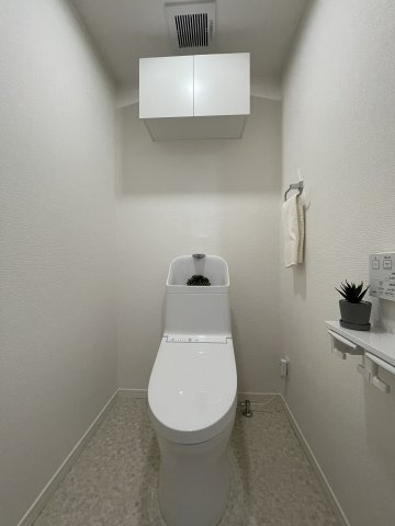 チサンマンション小笹のトイレ|温水洗浄便座付のトイレです。収納付きでスッキリ保てます。
