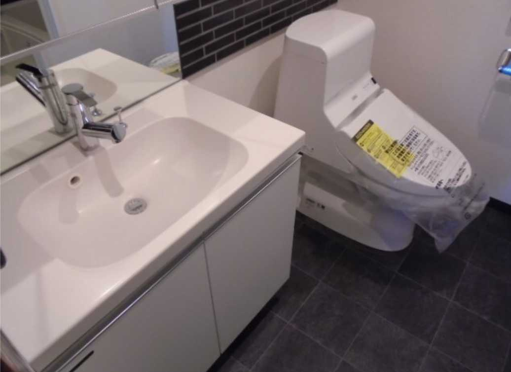 GRAND駒沢公園　オートロック　ペット相談　外観タイル貼りのトイレ