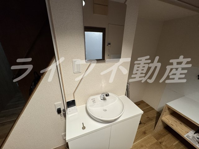 御厨東2丁目　貸家の独立洗面台|朝の支度にも助かる、独立の洗髪洗面化粧台