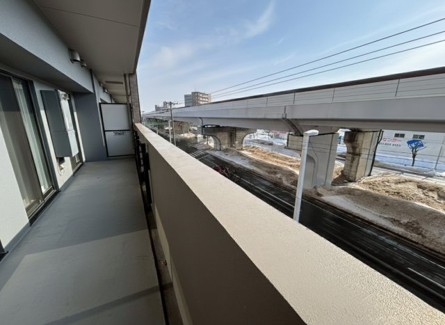 クリーンリバーフィネス宮の沢ミッドステージサウスのバルコニー|前面に高層建物なく、陽当り良好のワイドバルコニー