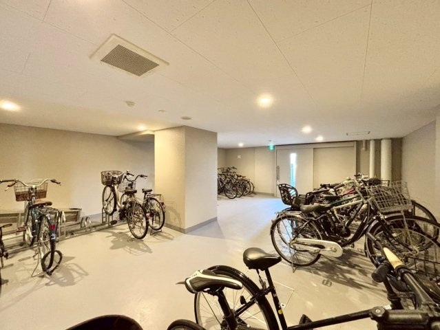 クリーンリバーフィネス宮の沢ミッドステージサウスの駐輪場|建物内の駐輪場。雨風を防ぐ屋内仕様となっており、施錠可能で安心です