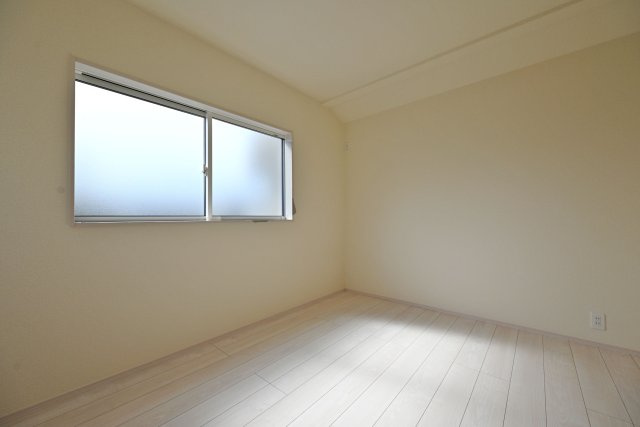 ブルーミングガーデン浜甲子園2丁目新築一戸建て│3LDK+並列駐車2台可の洋室|2階洋室10.4帖。入口が2ヶ所あるので、ご家族の成長に合わせて5.2帖の洋室に2部屋に分離可能です。