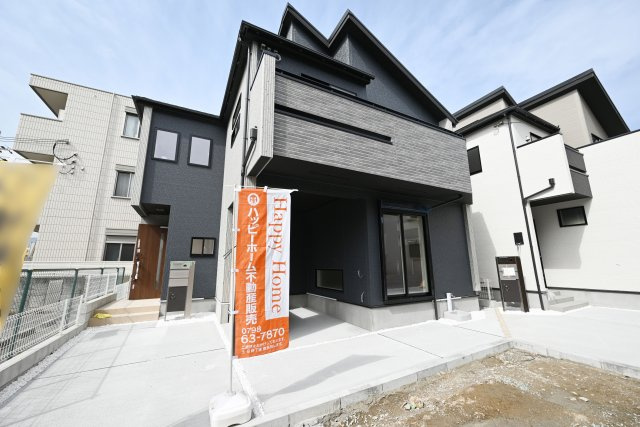 ブルーミングガーデン浜甲子園2丁目新築一戸建て│3LDK+並列駐車2台可の外観|制震技術「TOEI Safety Damper」を搭載×耐震等級3級取得住宅。全2区画。それぞれタイプの違う2棟をご覧いただけます。見学をご希望の方はお気軽にお問い合わせください。