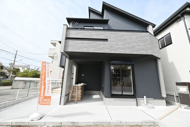 ブルーミングガーデン浜甲子園2丁目新築一戸建て│3LDK+並列駐車2台可の外観|駐車2台可（車種制限有）、落ち着いた色合いの外観の邸宅です。見学をご希望の方はお気軽にお問い合わせください。