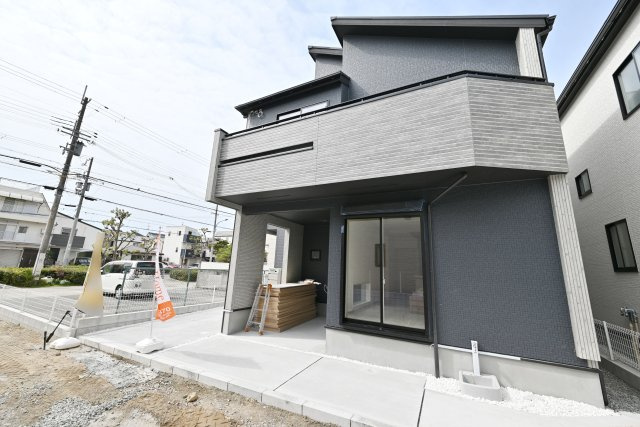 ブルーミングガーデン浜甲子園2丁目新築一戸建て│3LDK+並列駐車2台可の外観|スタイリッシュな外観の邸宅です。