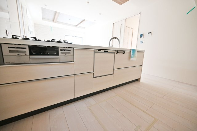 ブルーミングガーデン浜甲子園2丁目新築一戸建て│3LDK+並列駐車2台可の外観|道路に向かって撮影した写真です。写真は1号棟と2号棟の協定通路部分です。