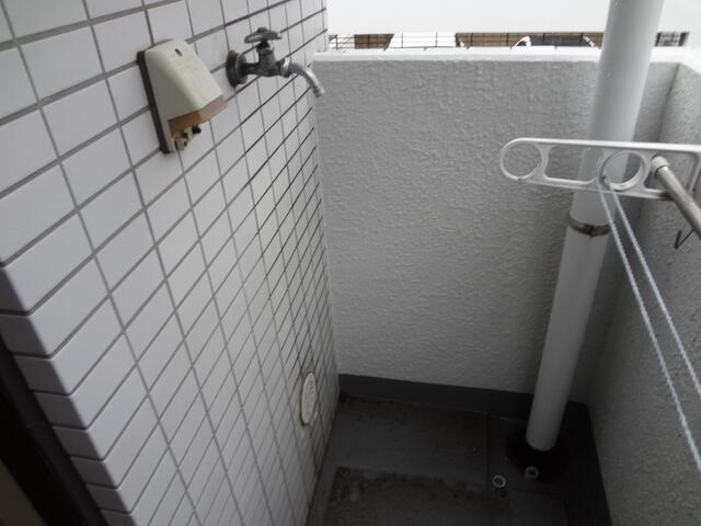 洗濯機置場はバルコニー内