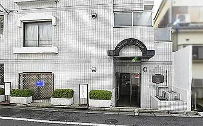 外壁は白いタイル張り。