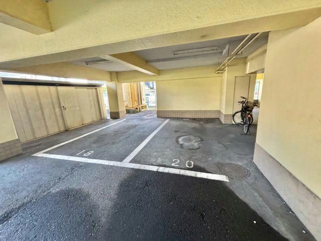 ファーストイン手柄の駐車場