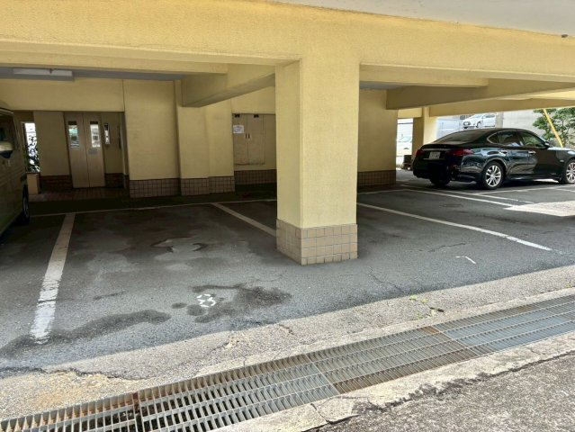 ファーストイン手柄の駐車場