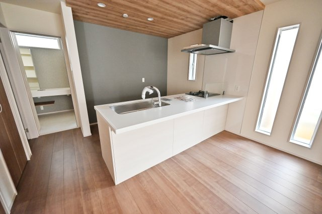 ブルーミングガーデン浜甲子園2丁目新築一戸建て│3LDK+並列駐車2台可（制限有）の前面道路含む現地写真|前面道路幅員26.8ｍ