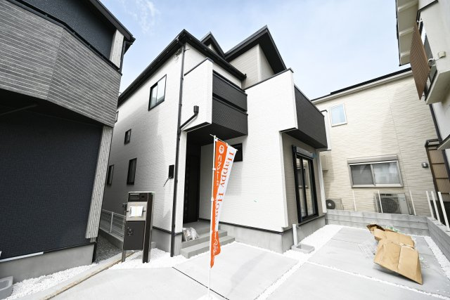 ブルーミングガーデン浜甲子園2丁目新築一戸建て│3LDK+並列駐車2台可（制限有）の外観|2号棟外観です。現在建築中、今なら建築途中の様子を見学して頂けます。見学をご希望の方はお気軽にお問い合わせください。